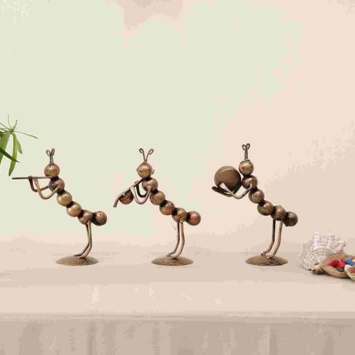 Iron Ant Shaped Showpiece Stand for Table