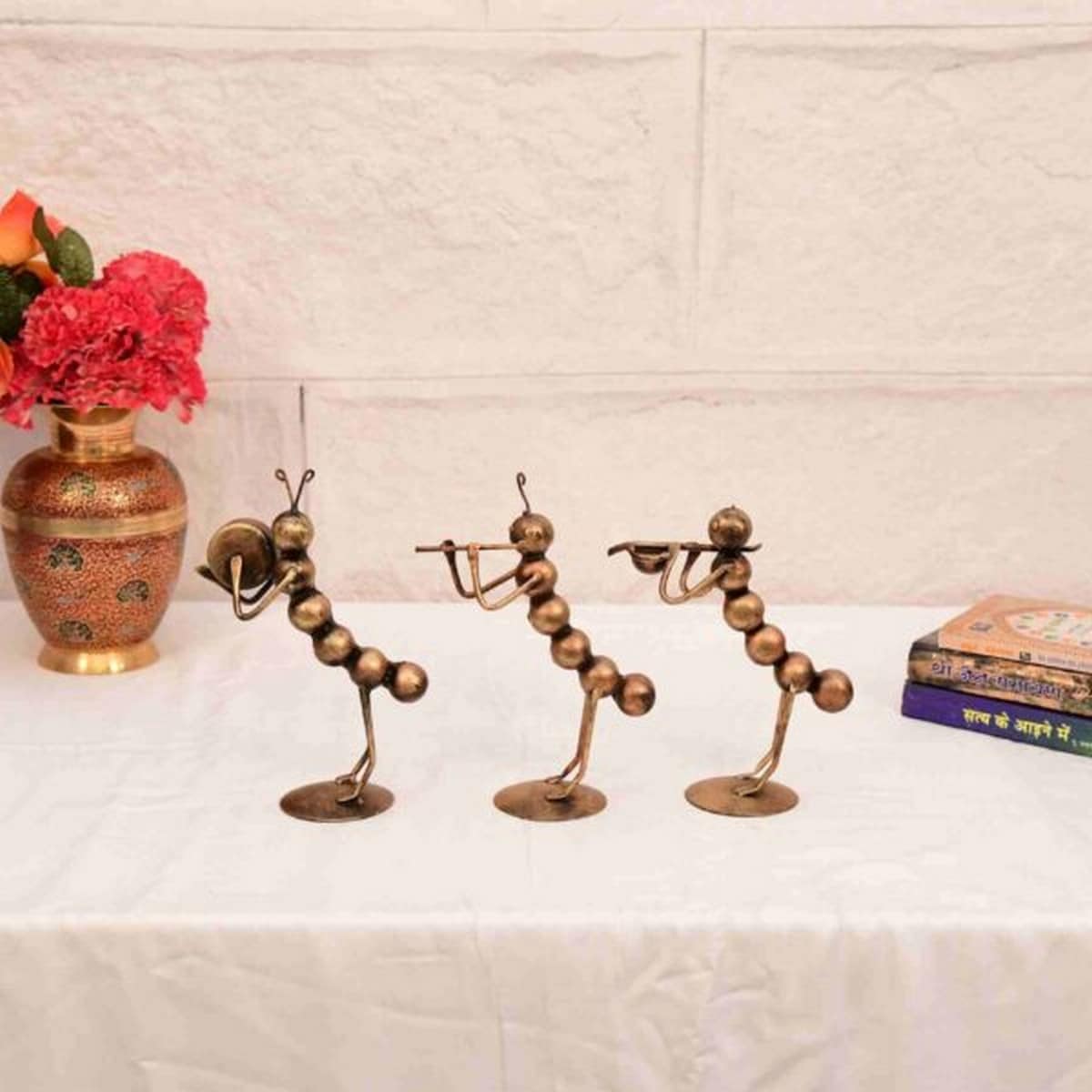 Iron Ant Shaped Showpiece Stand for Table